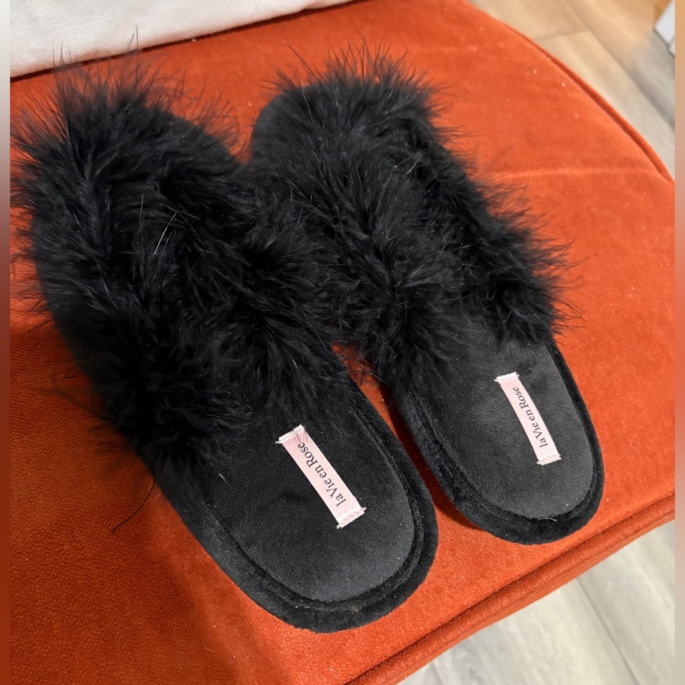 Black Fuzzy thong Women's Slippers - la Vie en Rose